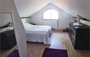 Een bed of bedden in een kamer bij Stunning Home In Kvicksund With House Sea View