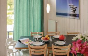 ein Esszimmer mit einem Tisch und einer Obstschale darauf in der Unterkunft Freibeuterweg 18 - Dorf 5 in Travemünde