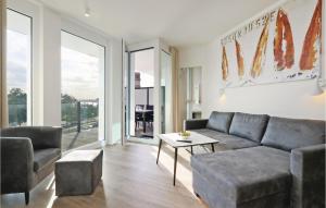 ein Wohnzimmer mit einem Sofa und einem Tisch in der Unterkunft Nice Apartment In Lbeck Travemnde With Sauna in Travemünde