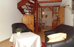 ein Wohnzimmer mit zwei schwarzen Ledersesseln und einem Tisch in der Unterkunft Gorgeous Apartment In Mühlhausen in Rocklinghausen