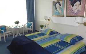 a bedroom with a bed and a table with chairs at Nice Home In Auerbach With Wifi in Auerbach