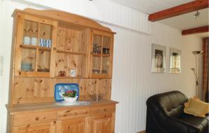 Zimmer mit einem Holzschrank und einem Stuhl in der Unterkunft Gorgeous Apartment In Mühlhausen in Rocklinghausen