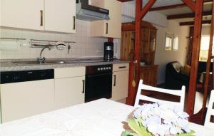 eine Küche mit Tisch, Spüle und Herd in der Unterkunft Gorgeous Apartment In Mühlhausen in Rocklinghausen