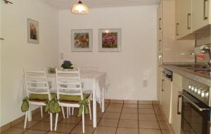 eine Küche mit Tisch und Stühlen in einem Zimmer in der Unterkunft Gorgeous Apartment In Mühlhausen in Rocklinghausen
