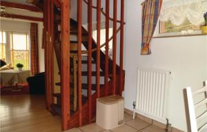 eine Holztreppe im Wohnzimmer in der Unterkunft Gorgeous Apartment In Mühlhausen in Rocklinghausen + 8 Fotos