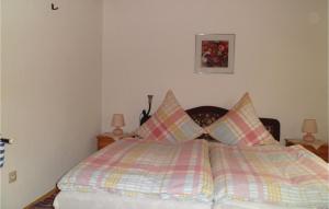 Tempat tidur dalam kamar di 2 Bedroom Pet Friendly Apartment In Mhlhausen