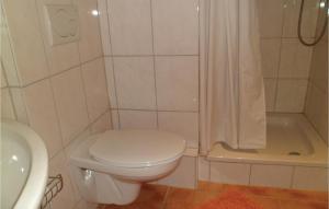 A bathroom at 2 Bedroom Pet Friendly Apartment In Mhlhausen