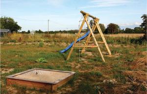 einen Spielplatz mit einer blauen Rutsche auf einem Feld in der Unterkunft Nice Home In Beiershagen With 3 Bedrooms And Wifi in Beiershagen