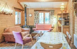 a living room with a table and chairs at Sjapoo in Wachtebeke