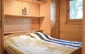um quarto com uma cama num chalé de madeira em Sjapoo em Wachtebeke