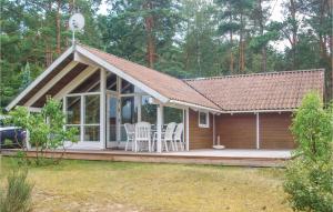 eine kleine Hütte mit Stühlen auf einer Terrasse in der Unterkunft Ferienhaus Am Kunkelberg Z in Zechlin Dorf