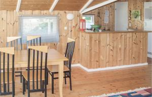 ein Esszimmer und eine Küche mit Holzvertäfelung in der Unterkunft Ferienhaus Am Kunkelberg Z in Zechlin Dorf