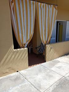 Habitación con vistas a un patio con cortinas. en Appartamenti La Balestra, en Isquia