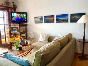 ガラチコにあるMaravilloso Apartamento VISTAS AL MARのリビングルーム(ソファ、薄型テレビ付)