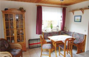 ein Wohnzimmer mit einem Tisch und einem Sofa in der Unterkunft Stunning Home In Wittmund-altfunnixsiel With 2 Bedrooms in Altfunnixsiel