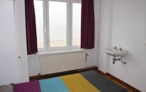 une salle de bain avec un lavabo et une fenêtre dans l'établissement Residentie Acapulco 6B, à Ostende