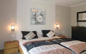 KörperichにあるCozy Apartment In Krperich-obersgegen With Wifiのベッドルーム1室(ベッド2台付)が備わります。壁に絵が描かれています。
