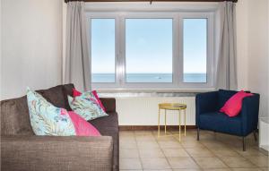 オーステンデにあるResidentie Aurore Ref, 208のリビングルーム(ソファ、椅子、窓付)