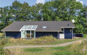 ein blaues Haus mit einem Gamer-Dach in der Unterkunft Freibeuterweg 8 - Dorf 6 in Travemünde