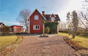 una casa roja con una entrada delante de ella en Stunning Home In Hultsfred With 2 Bedrooms And Wifi, en Hultsfred