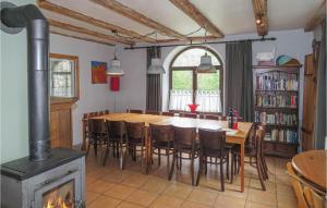 ein Esszimmer mit einem Tisch und einem Kamin in der Unterkunft Awesome Home In Lnebach With 7 Bedrooms, Sauna And Wifi in Lünebach
