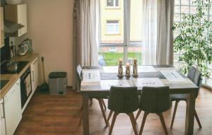 Η κουζίνα ή μικρή κουζίνα στο 2 Bedroom Beautiful Apartment In Barth +7 φωτογραφίες