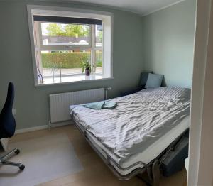 Postel nebo postele na pokoji v ubytování Fredelig overnatning ved Sundet og Nørrestrand sø