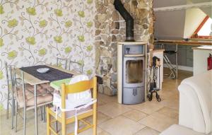 cocina con fogones y mesa con sillas en Cozy Apartment In Schlotheim With Kitchen, en Schlotheim