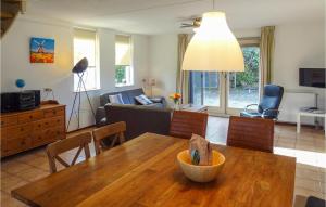 sala de estar con mesa y sofá en Oesterbaai - 8 Personen, en Wemeldinge