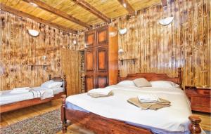 1 Schlafzimmer mit 2 Betten in einem Zimmer mit Holzwänden in der Unterkunft 2 Bedroom Stunning Home In Herceg Novi in Sitnica