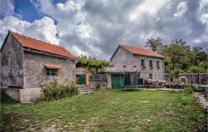 ein Haus mit einem Hof neben einem Gebäude in der Unterkunft 2 Bedroom Stunning Home In Herceg Novi in Sitnica