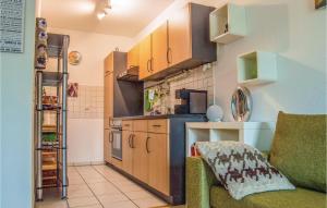 Ett kök eller pentry på Gorgeous Apartment In Heinersreuth With Wifi