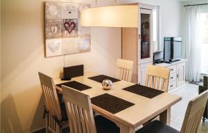 - une salle à manger avec une table et des chaises en bois dans l'établissement Gorgeous Home In Breege-juliusruh With Kitchen, à Juliusruh