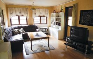- un salon avec un canapé et une table basse dans l'établissement 3 Bedroom Pet Friendly Home In Borrby, à Borrby