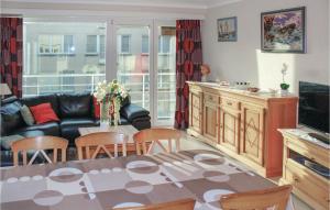 ein Wohnzimmer mit einem Tisch, Stühlen und einem Sofa in der Unterkunft Residentie Versailles Ref 195 in Ostende