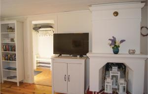 TV a/nebo společenská místnost v ubytování Beautiful Home In Lckeby With House Sea View