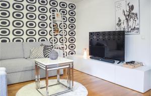 TV a/nebo společenská místnost v ubytování 3 Bedroom Beautiful Home In Nacka Strand