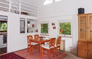comedor con mesa de madera y sillas en 2 Bedroom Lovely Home In Schwalenberg en Schieder-Schwalenberg