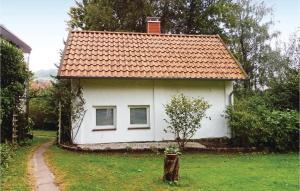 uma pequena casa branca com um telhado vermelho em 2 Bedroom Lovely Home In Schwalenberg em Schieder-Schwalenberg