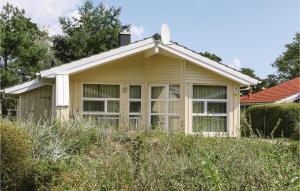 a small house in the middle of a field at Abendrot 3 - Dorf 3 in Priwall