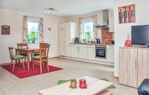 Kjøkken eller kjøkkenkrok på 2 Bedroom Stunning Home In Arzfeld