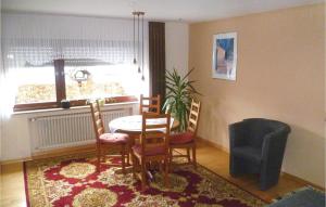een eetkamer met een tafel en stoelen en een raam bij 1 Bedroom Awesome Apartment In Schnecken in Wetteldorf