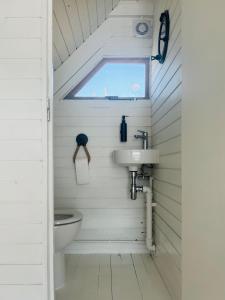 Bathroom sa Seehütte Strandhaus direkt im Neusiedler See
