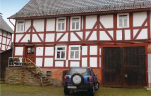 un pequeño coche aparcado frente a una casa en Stunning Home In Spangenberg With Wifi, en Spangenberg