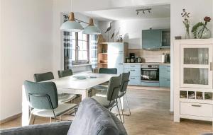 eine Küche und ein Esszimmer mit einem Tisch und Stühlen in der Unterkunft Beautiful Home In Fuhlendorf With 3 Bedrooms And Wifi in Fuhlendorf