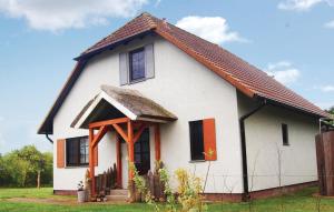 ein kleines weißes Haus mit braunem Dach in der Unterkunft Beautiful Home In Fuhlendorf With 3 Bedrooms And Wifi in Fuhlendorf