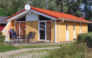 トラフェミュンデにあるFreibeuterweg 16 - Dorf 5の小さな黄色の家(テーブルと椅子付)