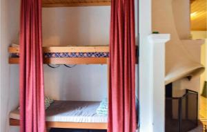 Cette chambre comprend 2 lits superposés dotés de rideaux rouges. dans l'établissement 2 Bedroom Lovely Home In Eksj, à Eksjö
