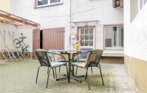 ein Tisch und Stühle auf einer Terrasse in der Unterkunft 1 Bedroom Lovely Apartment In Lahnstein in Lahnstein