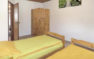 Ein Bett oder Betten in einem Zimmer der Unterkunft Gorgeous Apartment In Lahnstein With Kitchen